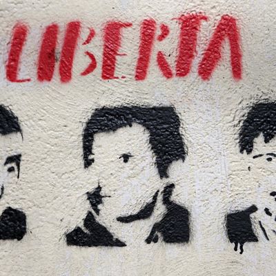Un graffiti intitulé "Liberté" avec les formes des trois hommes impliqués dans le commando du préfet Erignac, Yvan Colonna, Alain Ferrandi et Pierre Alessandri, le 14 mars 2022 à Bastia.