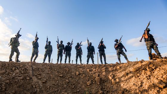 Des jihadistes lors d'un défilé militaire à Khan Yunis dans la la bande de Gaza, en octobre 2020. ©Getty - Future Publishing