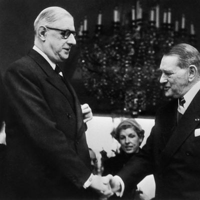 Charles de Gaulle avec le président sortant René Coty à l'Elysée, en décembre 1958.