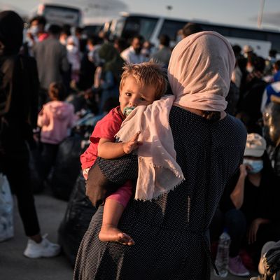 Une réfugiée, un enfant dans les bras, tentant d'entrer en Europe via la Grèce
