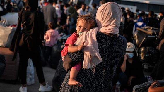 Une réfugiée, un enfant dans les bras, tentant d'entrer en Europe via la Grèce ©AFP - LOUISA GOULIAMAKI