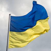 Photo d'archive du drapeau national ukrainien sur la ligne de front du Donbass