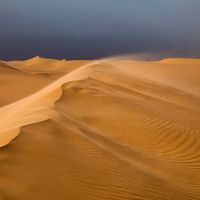 Une tempête de sable dans le désert du Sahara