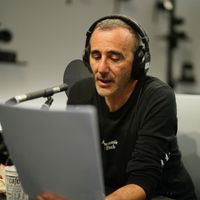 Elie Semoun à l'oeuvre durant l'une de ses chroniques sur France Musique