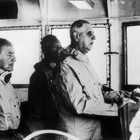 Le général de Gaulle assistant à l'explosion d'une bombe atomique à Mururoa le 11/09/1966