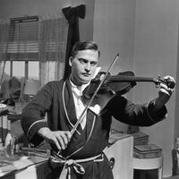 Yehudi Menuhin (1916-1999) à son domicile vers 1945