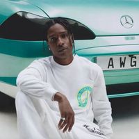 ASAP Rocky pose pour Mercedes (crédits : AWGE / PacSun)