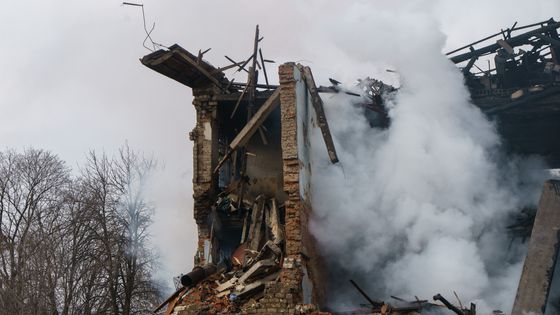 Une usine de chaussures détruite à la suite d'une frappe aérienne. Des cibles civiles ont été bombardées par la Russie dans la ville de Dnipro, le 11 mars 2022. ©AFP - Emre CAYLAK
