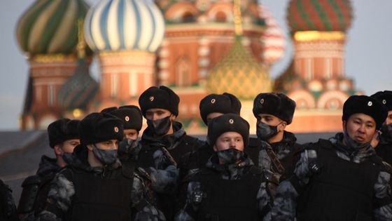 La police bloque la Place Rouge avant une manifestation non autorisée prévue contre l’invasion de l’Ukraine par la Russie (Moscou, 24 février 2022) ©AFP - Alexander Nemenov