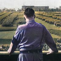 Hitler en 1933 s'adressant à ses troupes à Dortmund.