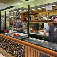 Derrière le comptoir de la "Tazza d'oro" qui ne désemplit presque jamais en temps normal, les spécialistes de l'expresso italiano