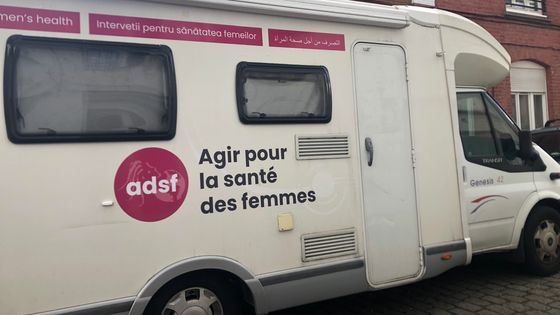 Le "frottis truck" de l'associatoin est équipée comme une salle d'examen médical ©Radio France - Lise Verbeke
