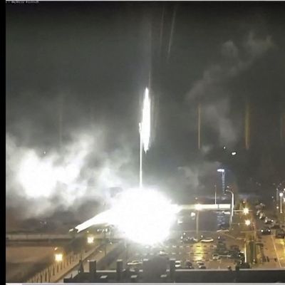 La centrale nucléaire ukrainienne de Zaporijia, attaquée par les forces russes le 4 mars 2022 (capture d'écran).