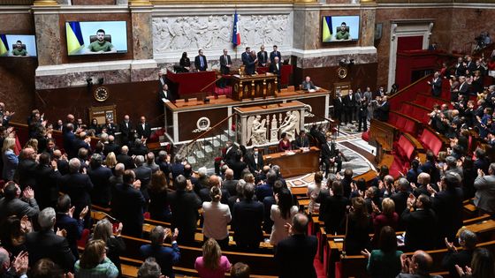 Le président ukrainien Volodymyr Zelensky (sur l'écran) prononce un discours en visioconférence devant l'Assemblée nationale à Paris, le 23 mars 2022. ©AFP - Emmanuel DUNAND / AFP