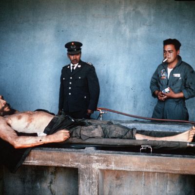 Le corps d'Ernesto Che Guevara le 10 octobre 1967 à Vallegrande en Bolivie