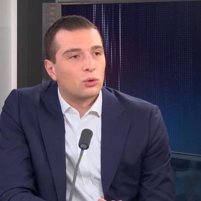 Le président du Rassemblement National Jordan Bardella était l'invité de franceinfo jeudi 17 mars 2022.