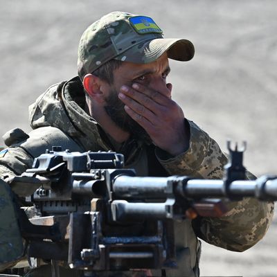 Un soldat ukrainien sur la ligne de front près de Kiev le 20 mars 2022