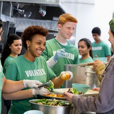 Volontaires travaillant pour une cuisine