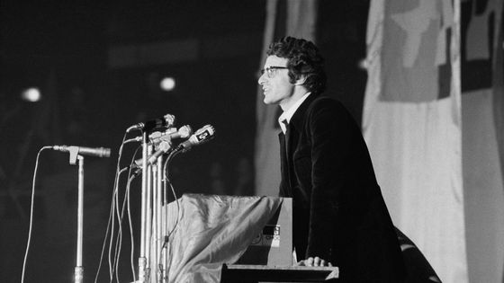 Alain Krivine à la tribune d'un meeting en 1973 ©Getty - Jacques Haillot / Sygma