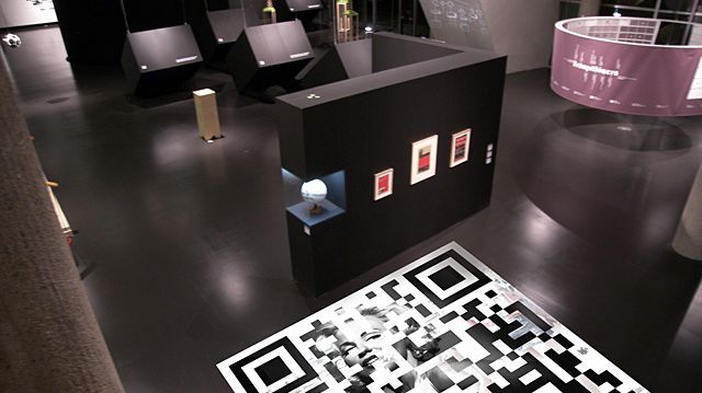 Vue de l'exposition "CrossWorlds Conspire" (2008) d'Olga Kisseleva, réalisée en collaboration avec le chercheur Sylvain Reynal. Photo : Site d'Olga Kisseleva.