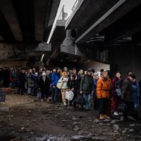 Des évacués ukrainiens fuyant la ville d'Irpin, au nord-ouest de Kiev, le 7 mars 2022.