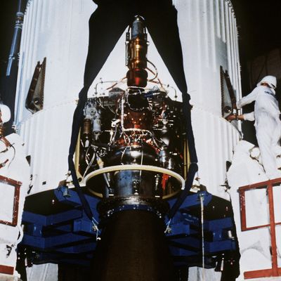 1979, base de Kourou, préparation de la fusée européenne Ariane 1 avant son premier lancement