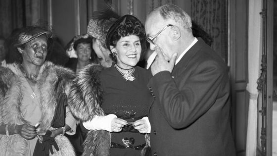 Marie Dubas et le président de la République Vincent Auriol lors d'une réception à l'Elysée ©Getty - Keystone - France