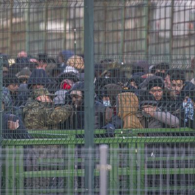 Des réfugiés ukrainiens attendent pour entrer en Pologne, le 28 février 2022, à Medyka