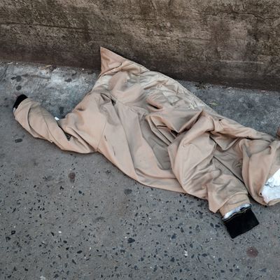 Un manteau abandonné en pleine rue à New York. La police demande aux SDF de trouver un abri