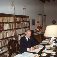 Denis de Rougemont dans son bureau en 1983