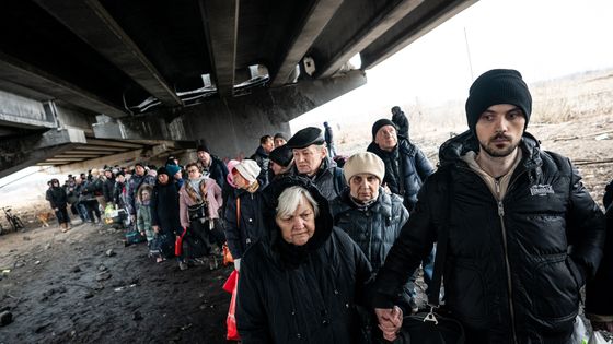 Des civils continuent de fuir Irpine, dans les faubourgs de Kiev, en raison des attaques russes en cours en Ukraine. ©AFP - Wolfgang Schwan / ANADOLU AGENCY / Anadolu Agency via AFP