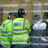 24/11/2006, Londres, des policiers britanniques dans l'hôpital où vient de mourir A. Litvinenko