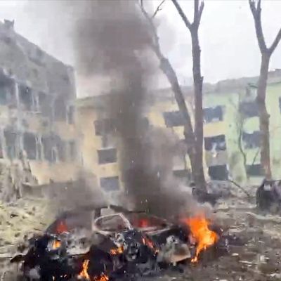 Marioupol ce 9 mars 2022 après le bombardement d'un hôpital pour enfants (photo tirée d'une vidéo de l'armée ukrainienne)
