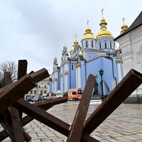 La cathédrale Mykhailo à Kiev après un service pour le repos des âmes des Ukrainiens morts pendant la guerre russo-ukrainienne le 13 mars 2022