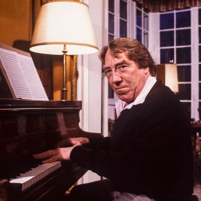 Le musicien Georges Delerue au piano en décembre 1984 à Paris, France.