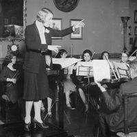 La première cheffe d’orchestre de France Jane Evrard à Paris en 1930.
