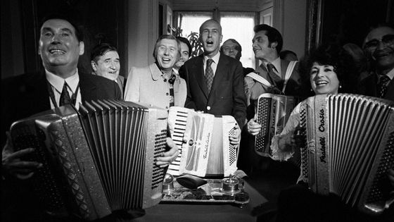 Edouard Duleu, Aimable, Valery Giscard d'Estaing, André Verchuren, Yvette Horner (Paris, 26/06/1973) ©Getty - Daniel Simon / Gamma-Rapho