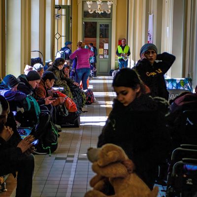 Des réfugiés ukrainiens dans la gare de Przemyśl, en Pologne, après avoir fui l'invasion russe.