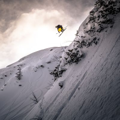 Une personne skiant sur une pente raide.