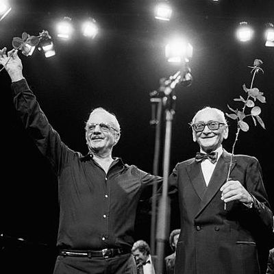 26 juin 1989, Amsterdam Pays-Bas : Astor Piazzolla (1921-1992) compositeur, joueur de bandonéon & Osvaldo Pugliese (1905-1995) pianiste de tango (g. à d.)