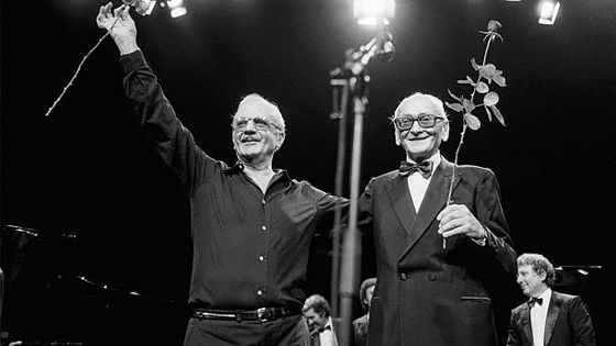 26 juin 1989, Amsterdam Pays-Bas : Astor Piazzolla (1921-1992) compositeur, joueur de bandonéon & Osvaldo Pugliese (1905-1995) pianiste de tango (g. à d.) ©Getty - Frans Schellekens/Redferns