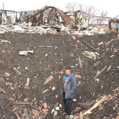 Le maire Pavlo Petrovich, dans le cratère d'une bombe thermobarique. Ohtyrka en Ukraine.