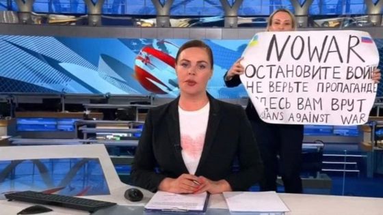 La rédactrice en chef de Channel One, Marina Ovsyannikova, tenant une affiche "Arrêtez la guerre" pendant le journal télévisé, le 14 mars 2022. ©AFP