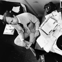 Tom Wolfe (1930 - 2018) à son bureau, en 1965.