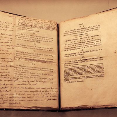 Exemplaire personnel de Robespierre (1758-1794) de la Constitution Française annoté de sa main.
