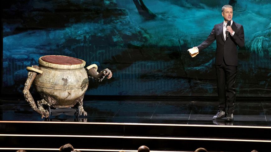 L'animateur Jeff Kealy avec un "pot boy" d'Elden Ring sur scène aux Game Awards 2021 le 9 décembre 2021 à Los Angeles, Californie.