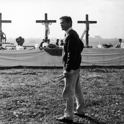 En 1962, Pasolini sur le tournage du sketch au thème christique "La ricotta" du film "Rogopag".
