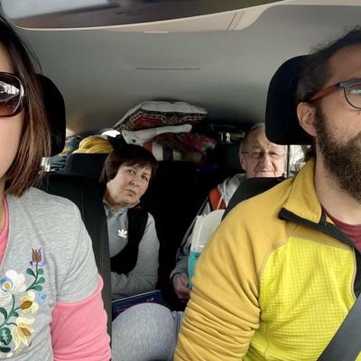 Tetyana, son mari, ses parents et leur chat sur le chemin du retour.
