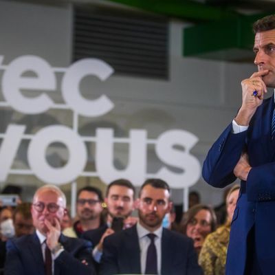 Emmanuel Macron lors de son premier déplacement de campagne, à Poissy (Yvelines) le 7 mars 2022