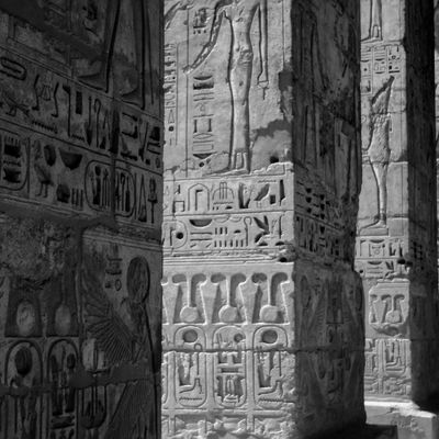 Inscriptions hiéroglyphiques sur les colonnes du temple de Louxor.
